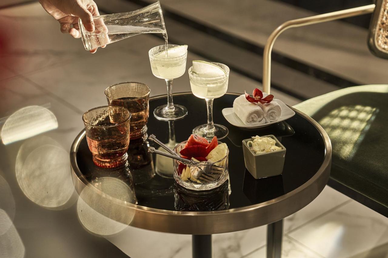 Hotel La Siesta Premium Saigon à Hô Chi Minh-Ville Extérieur photo A tray of drinks